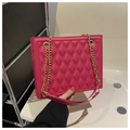 Dettaglio della borsa tote trapuntata rosa rosso con catena d'oro e manico - Rosa Rosso