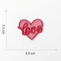 Macro di toppa ricamata a cuore 3,5x3,9cm con scritte Love rosa in dettaglio - 1# Cuore Love Rosso Rosa