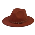 Vue détaillée du chapeau Fedora en laine caramel avec sangle en cuir et rivets dorés - Couleur caramel