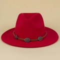 Detail eines roten Wollfilzhutes mit braunem Zierband und silbernen Concho-Beschlägen - M (56-58cm) / Rot (Braunes Seil)