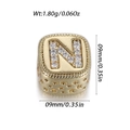 Charm quadrato dorato con lettera N in zirconia e dettagli decorativi laterali - Stile lettera N (YSN214-14)