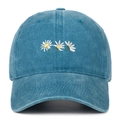 Dettaglio del ricamo a margherita bianca su berretto in cotone lavato blu navy - Taglia unica / Blu Lavato