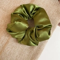 Chouchou en satin vert olive avec une finition brillante et un style luxe vintage plissé - Chouchou en Satin Vert Olive (44#)