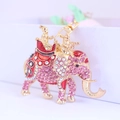 Portachiavi con elefante carino con strass rosa e rossi su una base in oro lucido - Rosa