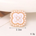 Dettaglio di ciondolo a trifoglio con perle dorate, diametro 2,2 cm e peso 4,3 g - Stile Fibbia per Scarpe Trasparente / Stile Fiore Quattro Petali Perla Bianca (C436)
