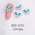 Makro-Detail eines 12x10mm Schmetterlings-Nageldekors mit blauen Strasssteinen und Silber - Aquablauer Schmetterling mit Silberner Basis (A753)