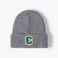 Berretto grigio in maglia spessa con toppa lettera C verde in stile collegiale retrò - Taglia unica / Grigio Chiaro (22B010)
