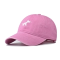 Détail d'une casquette en coton délavé rose avec broderie de chiot blanc sur le côté - Réglable / Rose
