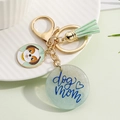Dettaglio del ciondolo in resina dog mom con nappa verde chiaro e portachiavi d'oro - Stile 5-Cane cartone animato con nappa verde chiaro e sfumatura blu-bianco Dog Mom