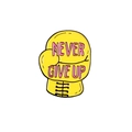 Pin de esmalte de guante de boxeo amarillo con texto Never Give Up y detalles rosa - Estilo Guante de boxeo Never Give Up (CC1597)