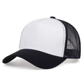 Detail einer schwarz-weißen Mesh-Trucker-Cap mit atmungsaktivem Fünf-Panel-Design - Schwarz und Weiß