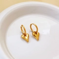 Orecchini a cuore dorati minimalisti su un piatto di ceramica bianca con sfondo neutro - Orecchini a Cuore / Oro