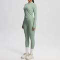 Detailansicht des Reißverschluss-Jacken- und Leggings-Sets in salbeigrüner Sportqualität - S / Basilikumgrün
