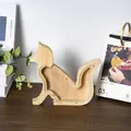 Dettaglio del salvadanaio in legno a forma di gatto con finestra in acrilico trasparente - Cane