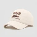 Dettaglio del ricamo 3D con scritta 1998 su un cappellino in cotone color crema - 50cm (1-3 anni) / 1998-Bianco Sporco