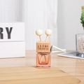 Parfümflasche fürs Auto aus rosa Glas mit Holzdeckel und Clip für die Lüftung - Rot / Mit Gravur