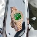 Dettaglio orologio quadrato oro rosa con quadrante verde e diamanti su vassoio argento - Oro Rosa Quadrante Verde
