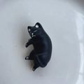 Graziosa molletta per capelli a forma di gatto nero 3D in resina, posa sdraiata - Nero
