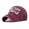 Dettaglio del cappello vintage in cotone lavato con ricamo 985 e visiera rovinata - Regolabile / 1985 Rosso Vino