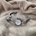 Elegante Vintage-Quarz-Silberuhr mit weißem römischem Zifferblatt auf Strickgewebe - Silberarmband Weißes Zifferblatt