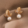 Eleganti orecchini a foglia d'oro con perle bianche e zirconi su sfondo di seta color kaki - Stile Dorato (D9330)