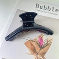 Grande pinza per capelli in acetato nero con strass colorati su sfondo di rivista - Stile ad Arco - Nero