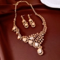 Détails de l'ensemble de bijoux vintage doré avec cristaux sur fond de soie marron - Parure collier et boucles d'oreilles / Or avec strass café léger (ensemble de 2 pièces)