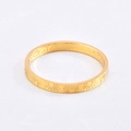 Dettaglio dell'incisione a raggi di sole su un anello sottile placcato in oro 18k - US 6 / Oro