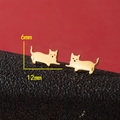 Pendientes de gato dorado en acero inoxidable para mujer con dimensiones de 12mm - Estilo de Gato con Pata Extendida (790) / Dorado