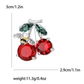 Spilla ciliegia in cristallo rosso con ape e dimensioni 3cm per 2,9cm su sfondo bianco - Ciliegia / Argento