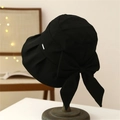Detailansicht des eleganten schwarzen Sonnenhuts mit großer Schleife auf Holzständer - M (56-58cm) / Schwarz