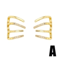 Orecchini a clip multistrato dorati con zirconi brillanti su sfondo bianco - Stile A Orecchino a Clip con Zirconi Multistrato