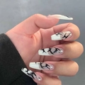 Unghie finte lunghe a bara con fiamme tribal nere e strass in stile high street moderno - Motivo a fiamma bianco e nero con strass (JP1210)