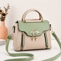 Bolso bandolera beige y verde con textura de lichi y colgante de corazón de cisne - Caqui/Verde