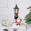 Weihnachtliche Straßenlaterne mit Weihnachtsmann und Schneemann auf festlicher Basis - Rot & Weiß Weihnachtsmann