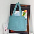 Détail du sac cabas en tricot bleu clair avec motif cœur et texture tissée douce - Cyan