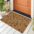 Zerbino marrone in fibra di cocco con motivi natalizi neri su pavimento in legno - Albero di Natale Classico (CHDT-2024-01287) / 40x60cm