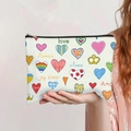Detail van de canvas clutch met kleurrijke hartjes en meertalige liefdesopdruk - Meertalige Liefde Stijl (jiayingpbb4)
