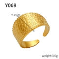Details eines 1,6 cm breiten goldfarbenen Edelstahlrings mit unregelmäßiger Oberflächenstruktur - Y069-Strukturierte Breite Band / Offen/Breite 1.6cm / Gold