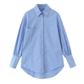 Camicia da donna a righe blu a maniche lunghe con tasca sul petto e orlo asimmetrico - S / Righe blu e bianche