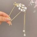 Épingle à cheveux dorée en U, motif paon avec pétales nacrés et pompons de perles - Double Griffe de Paon (180) / Or