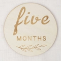 Carte étape mensuelle en bois pour bébé avec texte Five Months gravé pour photographie - Cinq Mois (five MONTHS) / Pièce Unique