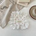 Détail du dessous de verre en tissu blanc avec cœurs rouges et bordure en dentelle - Rouge Mini Dessous de Verre