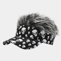 Dettaglio di una visiera punk con capelli finti grigi e stampe di teschi bianchi - Stampa Teschio Con Parrucca Grigia
