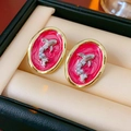 Vista macro de pendientes vintage con esmalte rojo y detalles de perlas y pez dorado - Poste de pendiente de plata - Rojo / Rojo