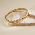 Minimalistischer Armreif aus 18K vergoldetem Edelstahl im Bambus-Stil auf Naturstein - Bambusform-Stil (31911)