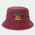 Detaillierte Stickerei mit Kokospalmen und Sonnenuntergang auf weinrotem Bucket Hat aus Baumwolle - M (56-58cm) / Burgunderrot