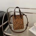 Kleine Tragetasche mit Leopardenmuster, Ledergriffen und geknotetem Schultergurt - Leopard Braun Ohne Anhänger