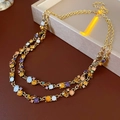 Détail du collier doré double épaisseur avec pierres précieuses multicolores sur cuir - Or-Multicolore