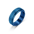 Detaillierte Makroansicht des blauen drehbaren Edelstahlrings mit mattierter Oberfläche - Größe 5 / 6mm / Blau
